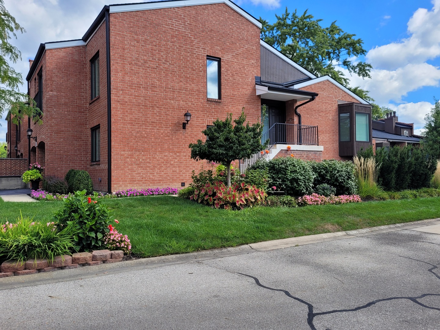 2S719 Williamsburg Court, Oak Brook, IL 60523