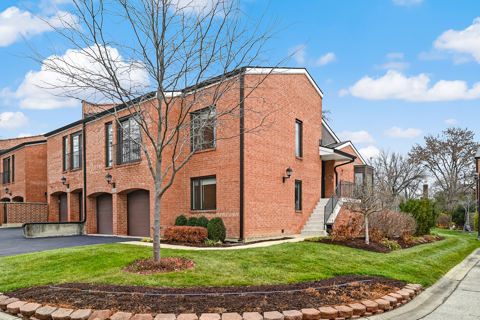 2S719 Williamsburg Court, Oak Brook, IL 60523