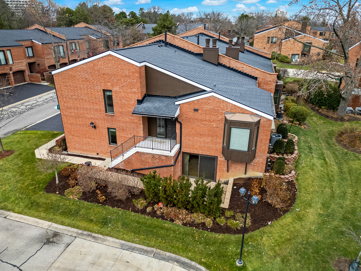 2S719 Williamsburg Court, Oak Brook, IL 60523