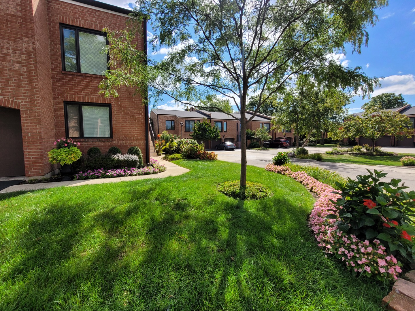 2S719 Williamsburg Court, Oak Brook, IL 60523