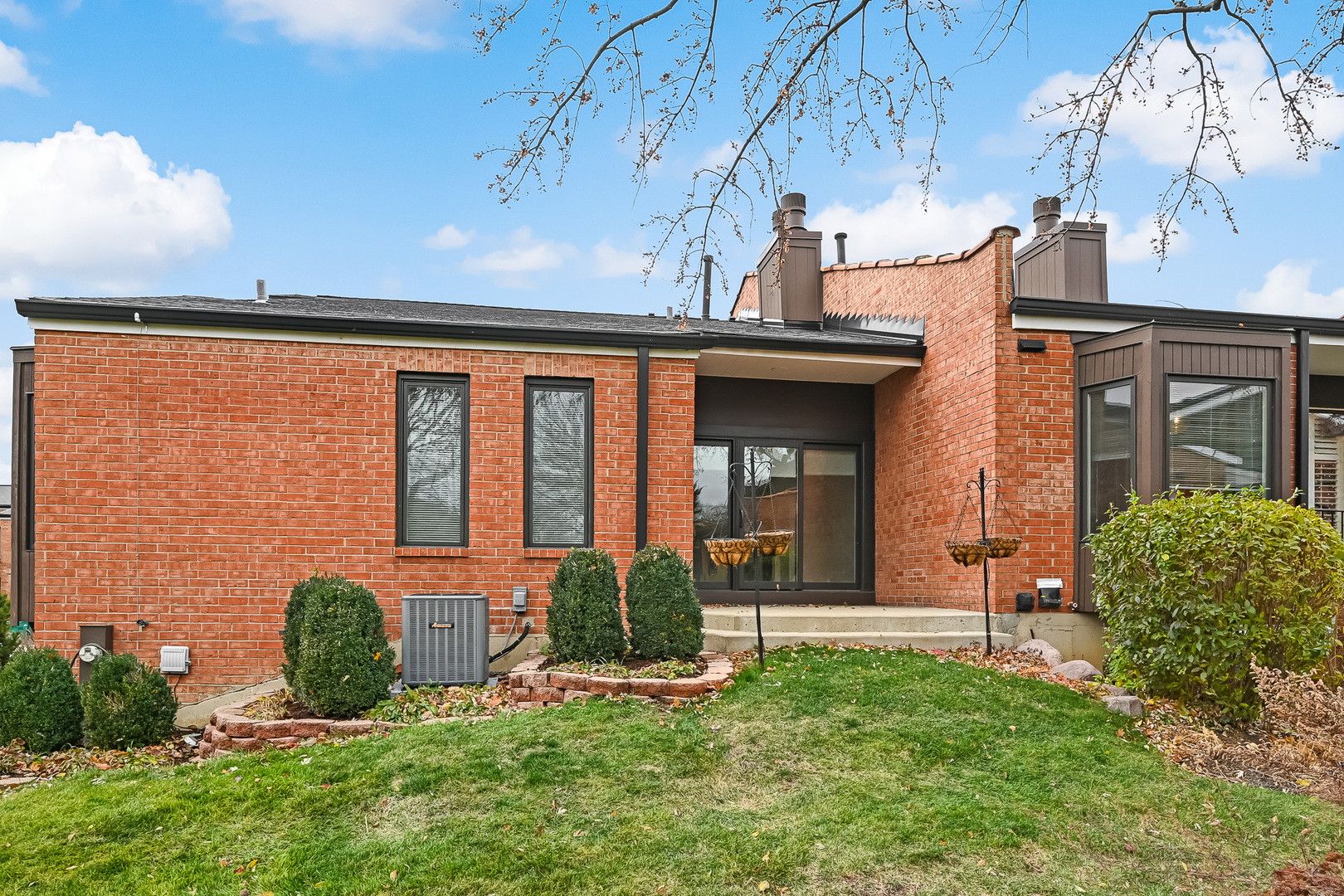 2S719 Williamsburg Court, Oak Brook, IL 60523