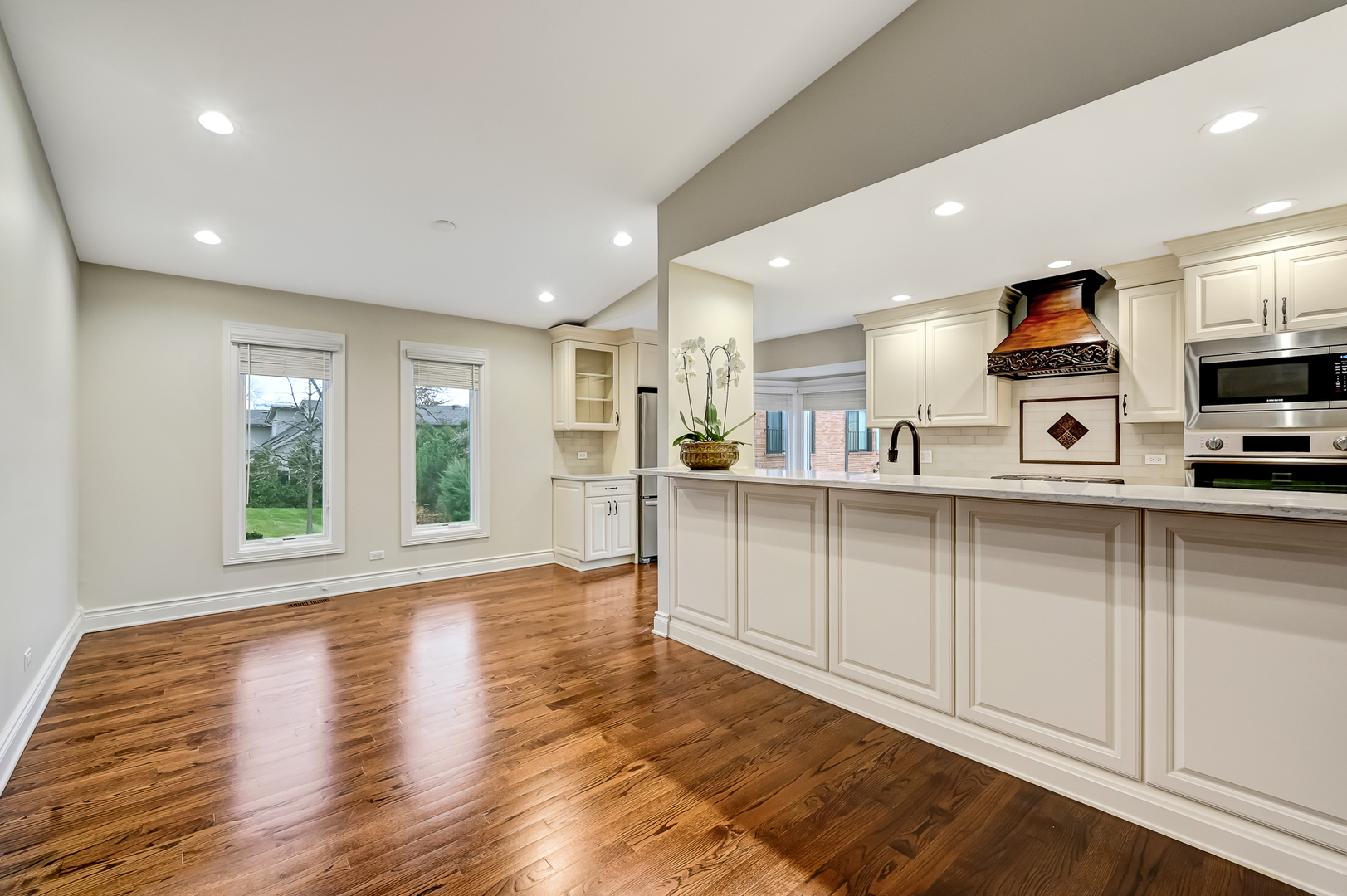 2S719 Williamsburg Court, Oak Brook, IL 60523