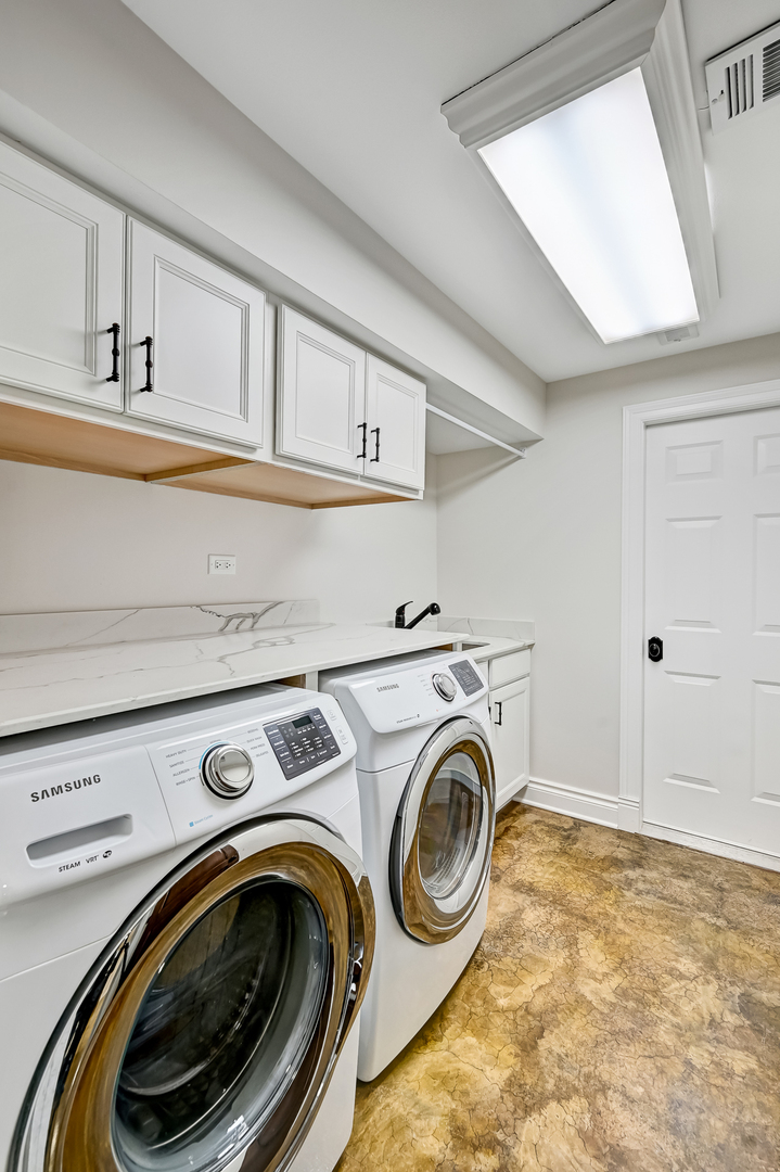 2S719 Williamsburg Court, Oak Brook, IL 60523