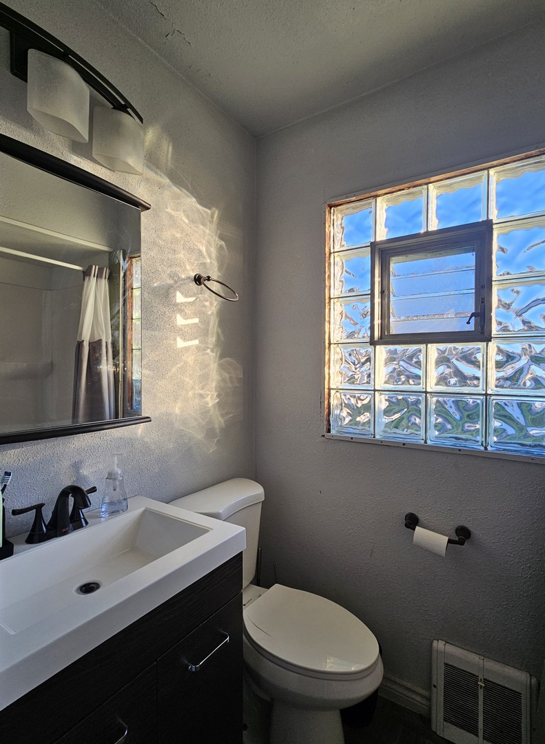 219 Village Drive, Northlake, IL 60164