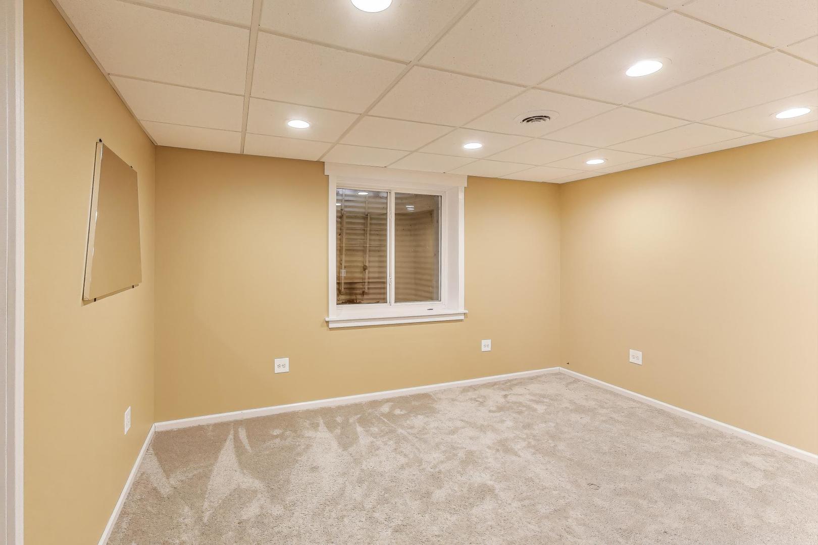 121 Preakness Drive, Oswego, IL 60543