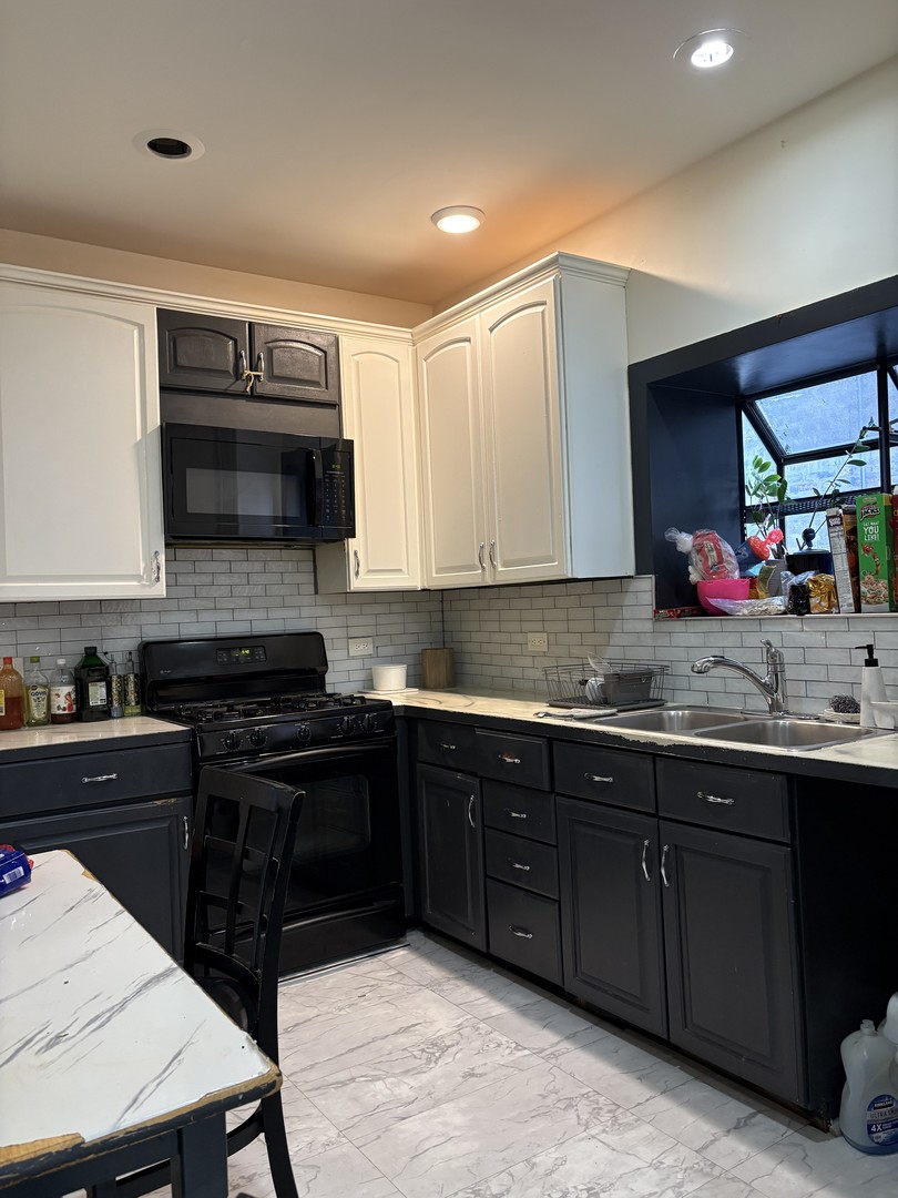 3924 N Sawyer Avenue, Chicago, IL 60618