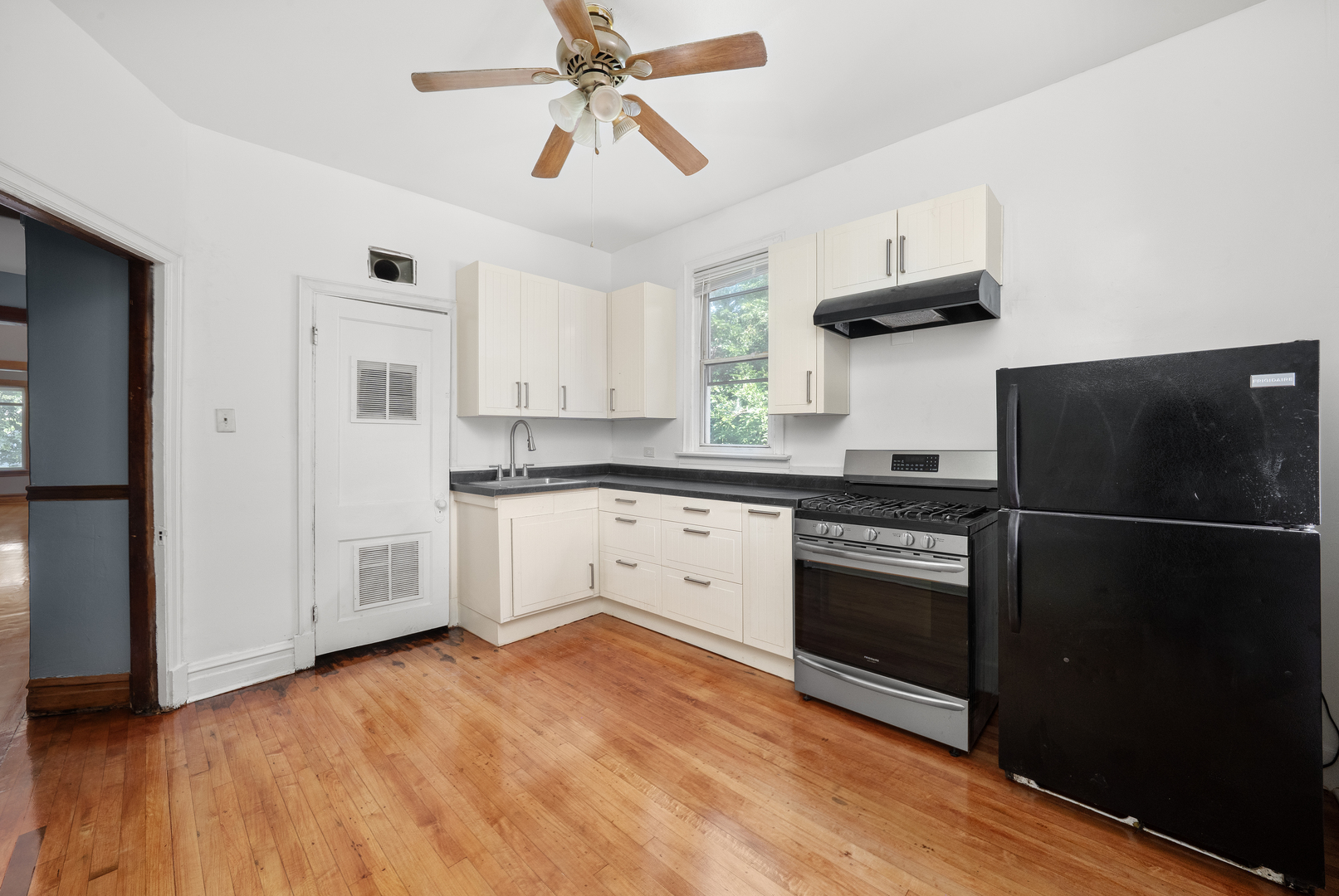 7841 S Burnham Avenue, Chicago, IL 60649