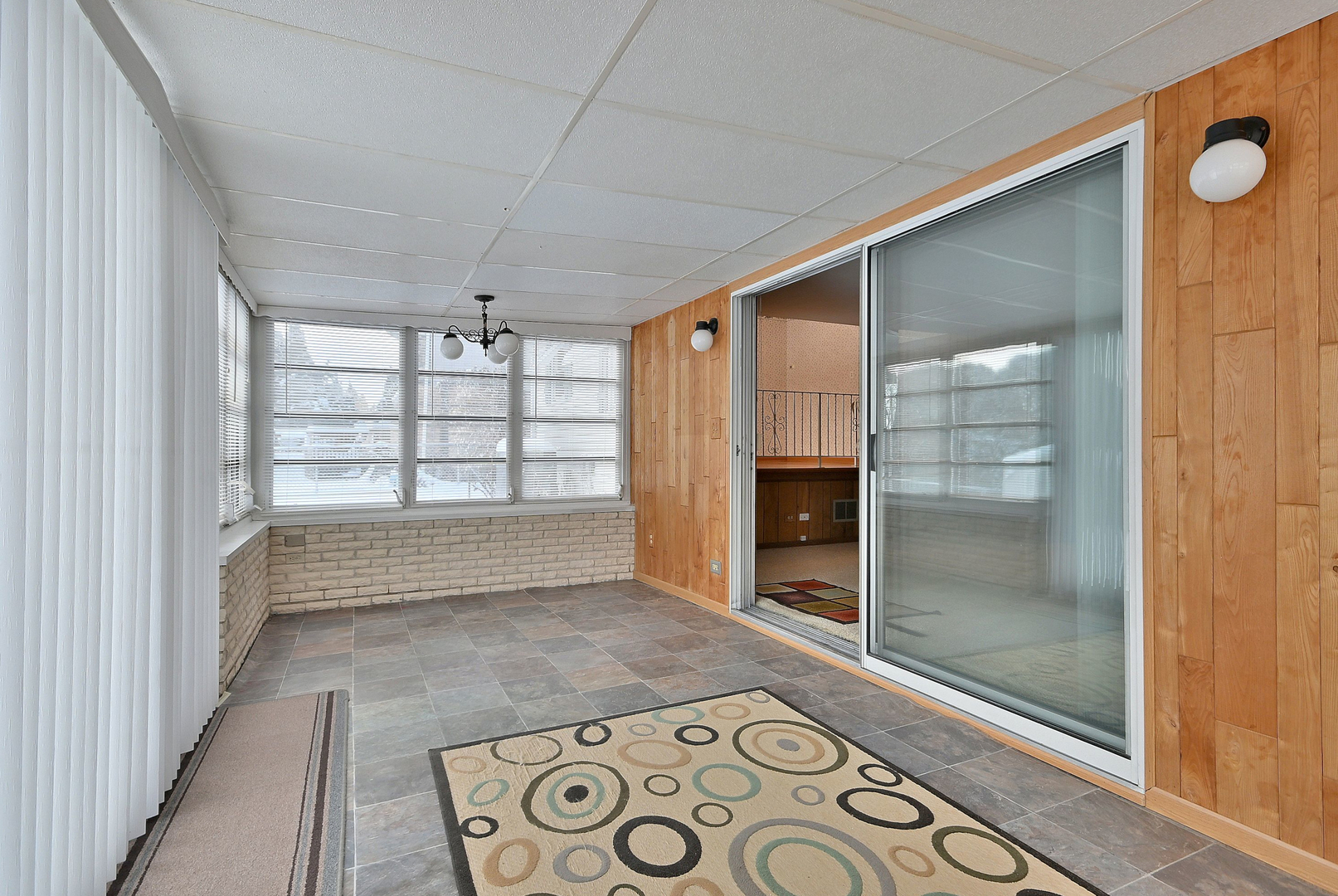 231 N Flora Parkway, Addison, IL 60101