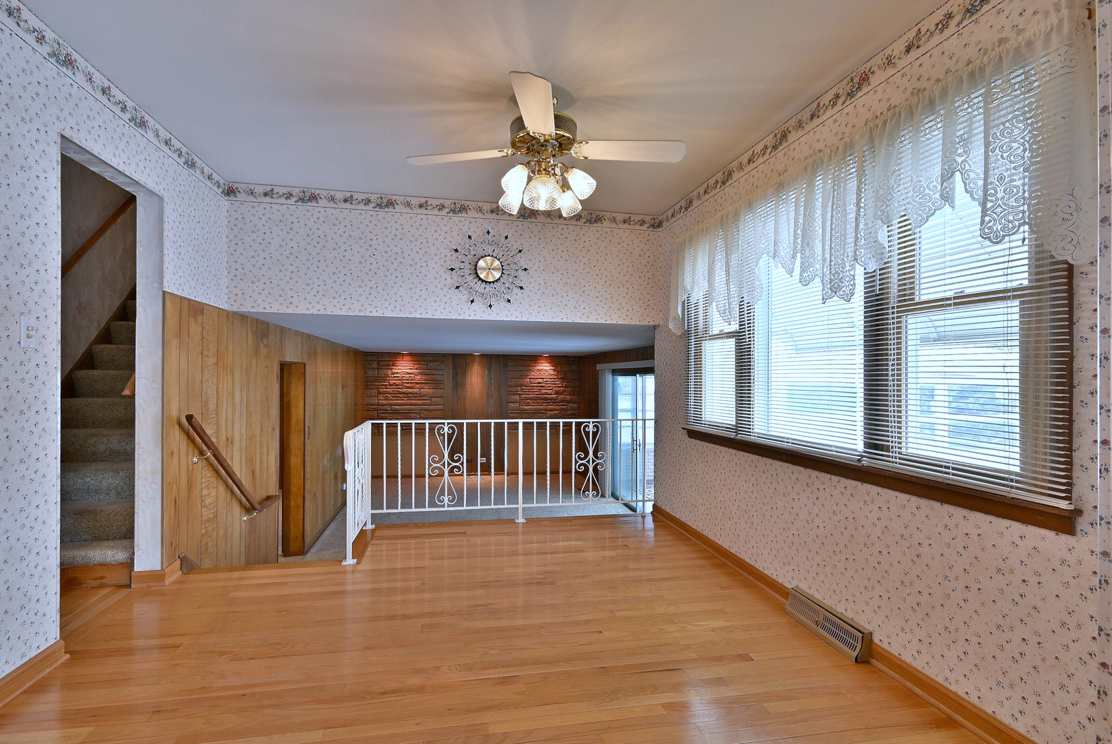 231 N Flora Parkway, Addison, IL 60101