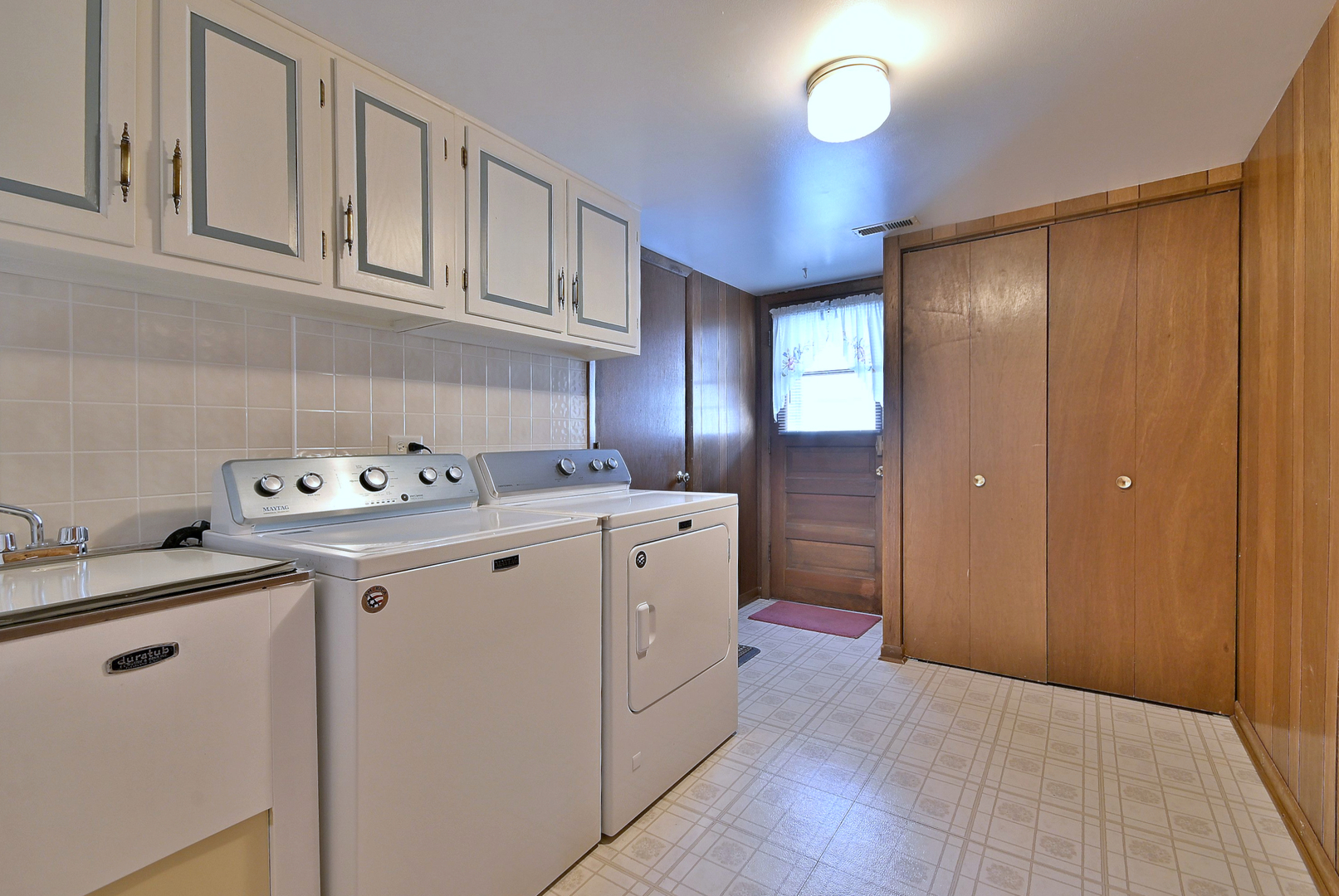 231 N Flora Parkway, Addison, IL 60101