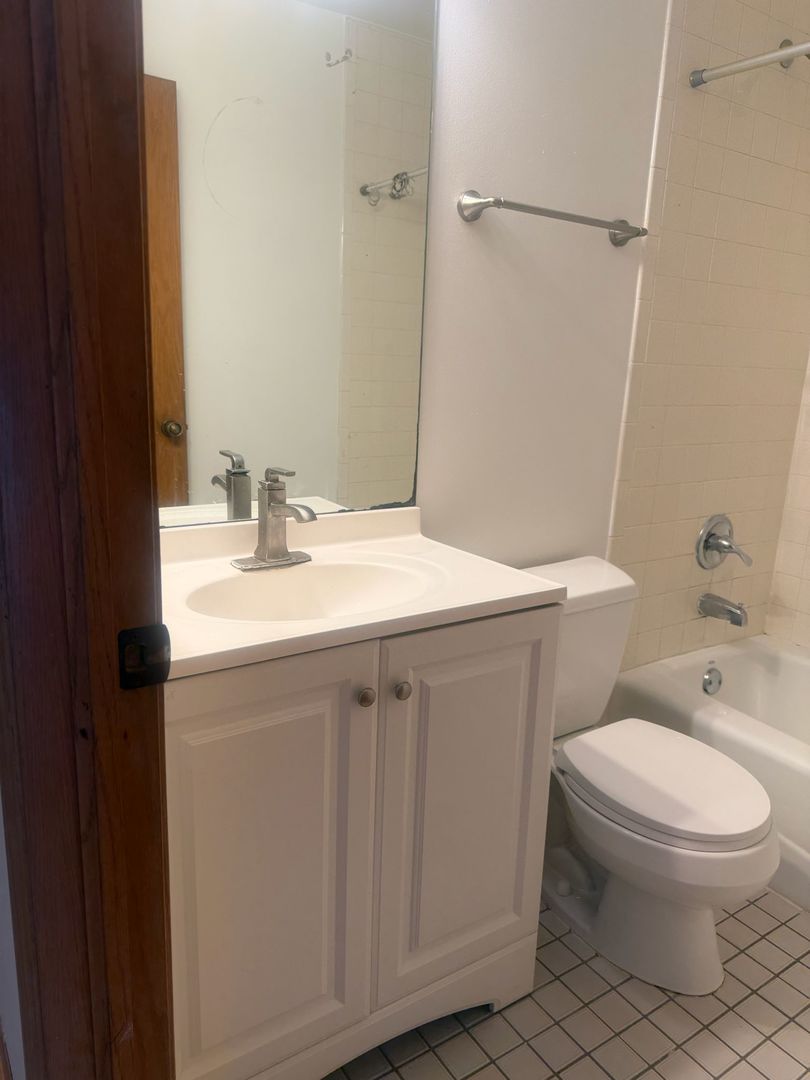 205 Glasgow Lane #V1, Schaumburg, IL 60194