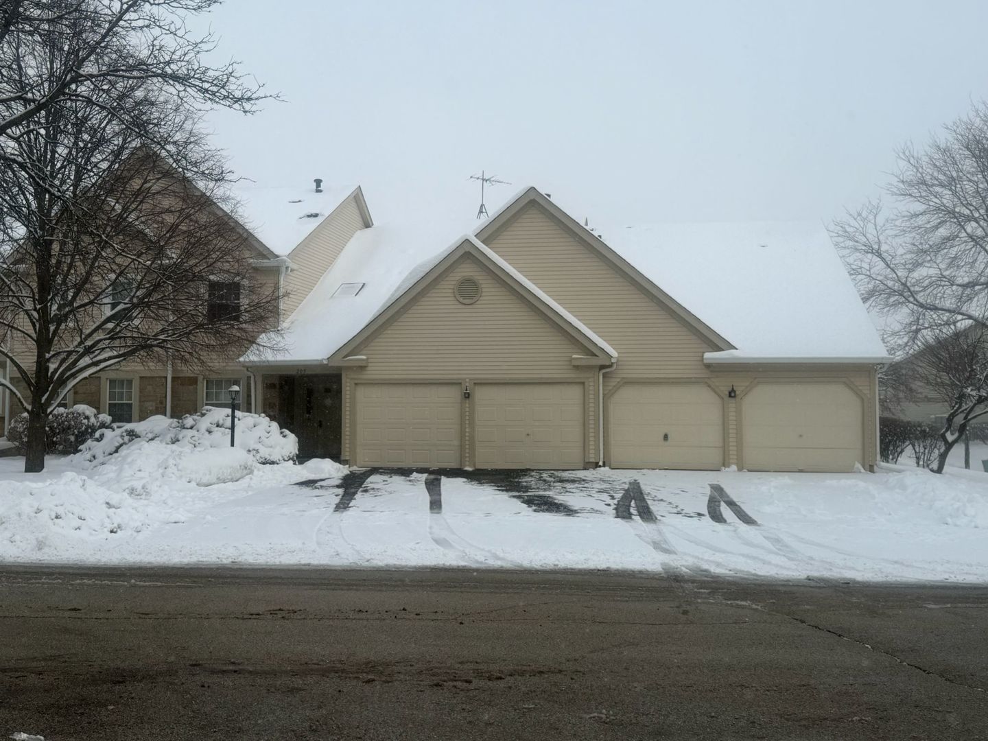 205 Glasgow Lane #V1, Schaumburg, IL 60194