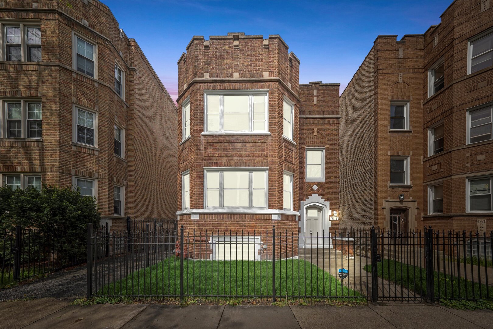 7716 S Kingston Avenue, Chicago, IL 60649