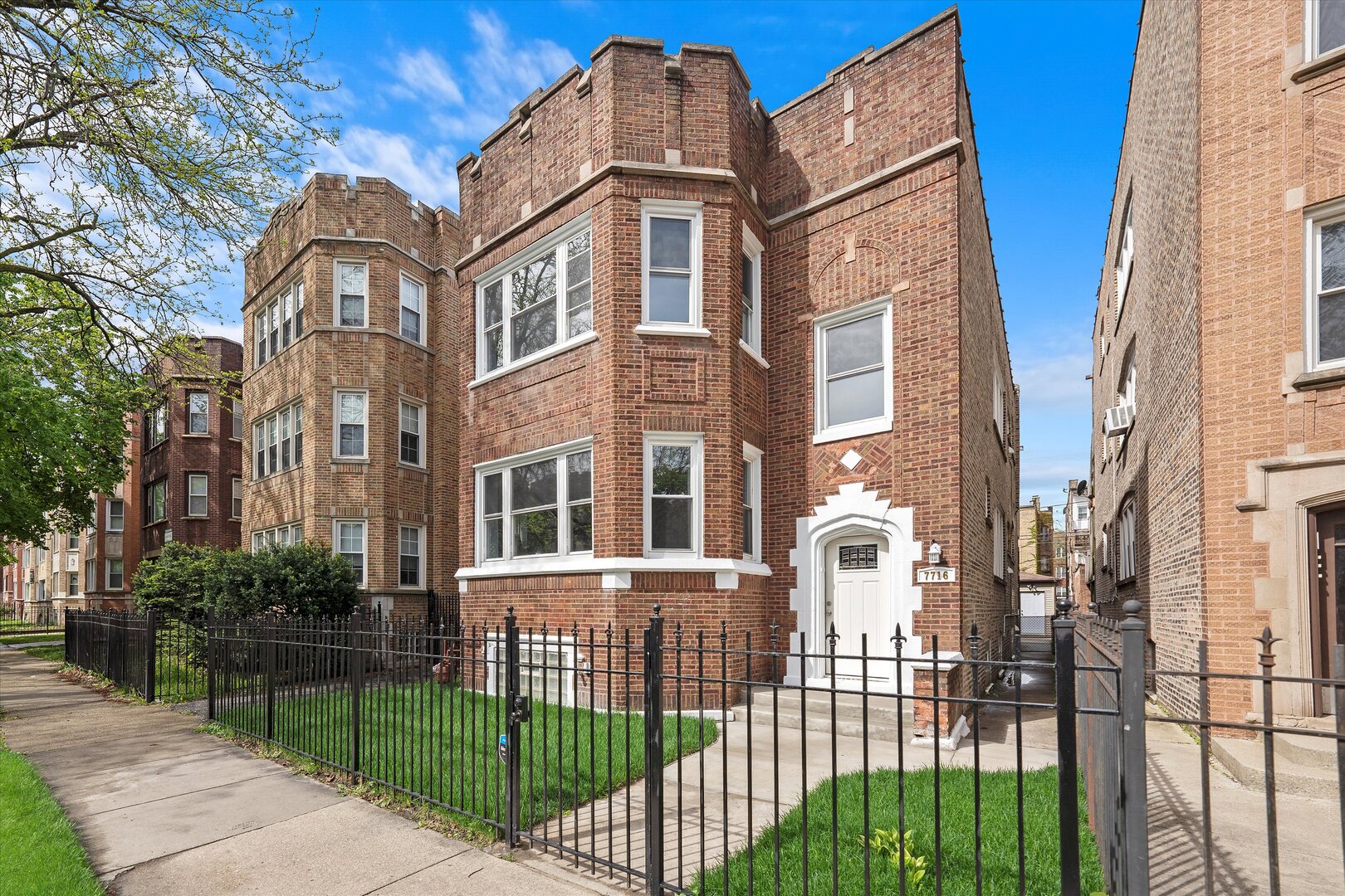 7716 S Kingston Avenue, Chicago, IL 60649