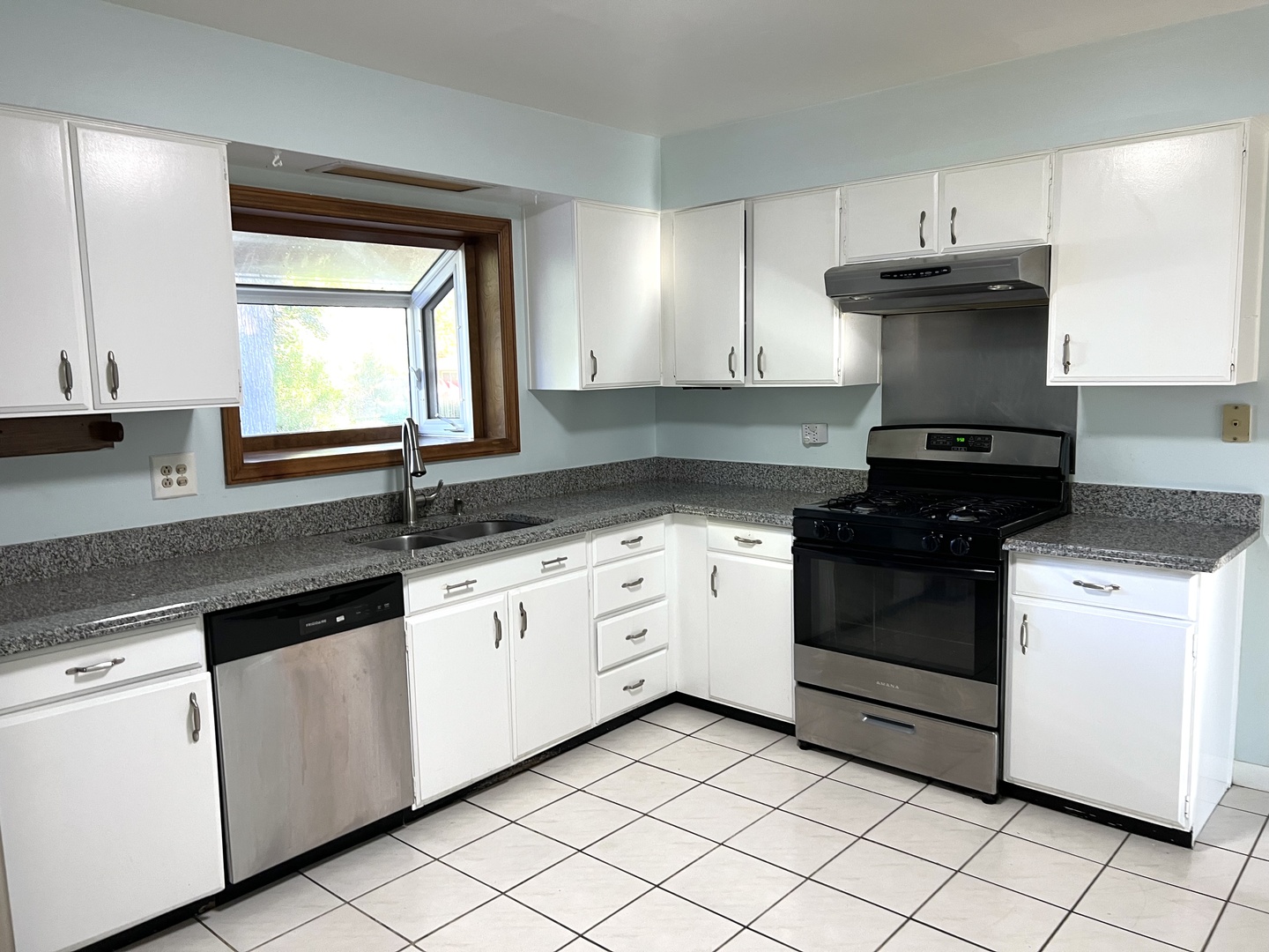 2720 KINCAID Drive, Woodridge, IL 60517