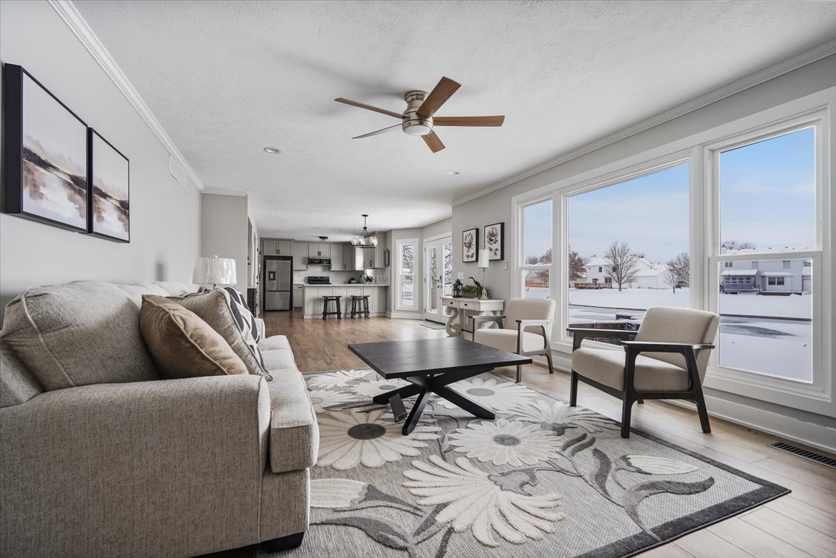 10 Prenzler Drive, Bloomington, IL 61704