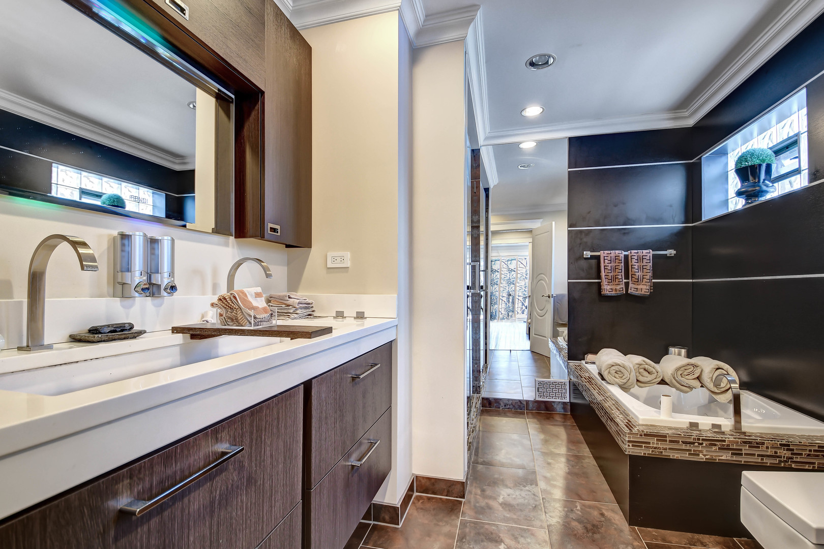 491 OLD SURREY Lane #B, Hinsdale, IL 60521