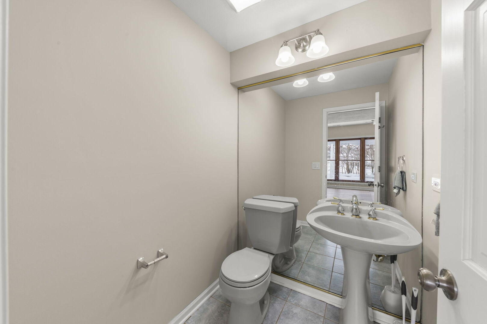 338 Hiawatha Drive, Lake In The Hills, IL 60156