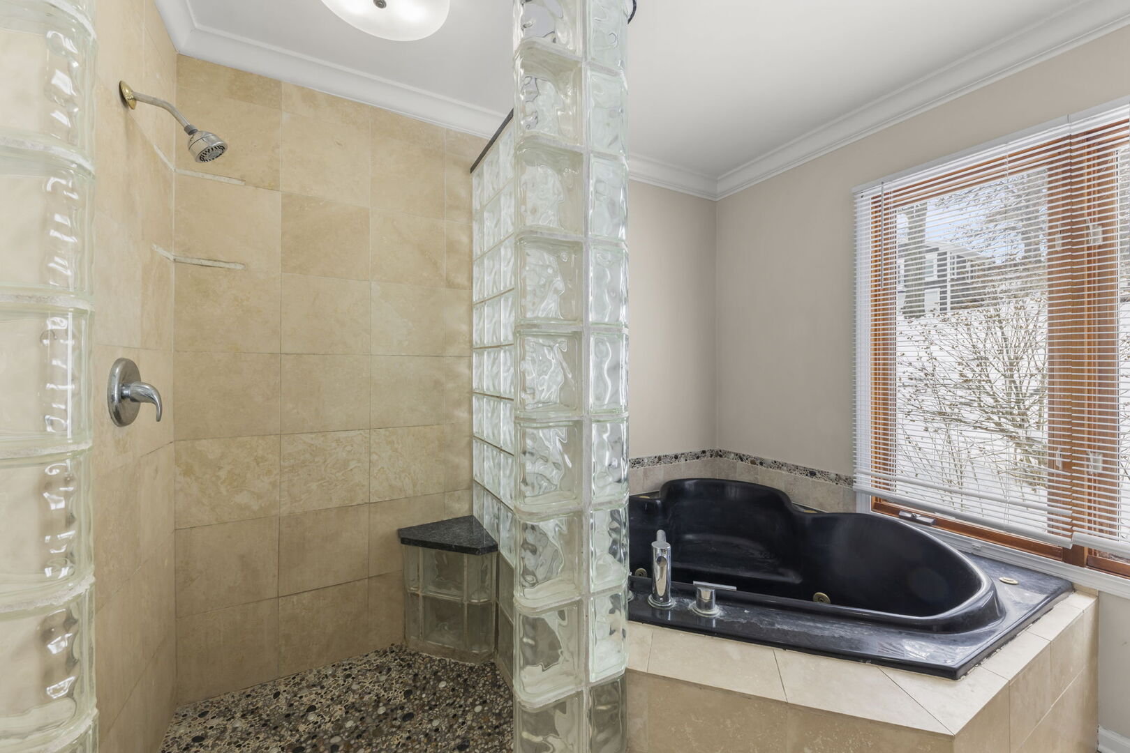 338 Hiawatha Drive, Lake In The Hills, IL 60156