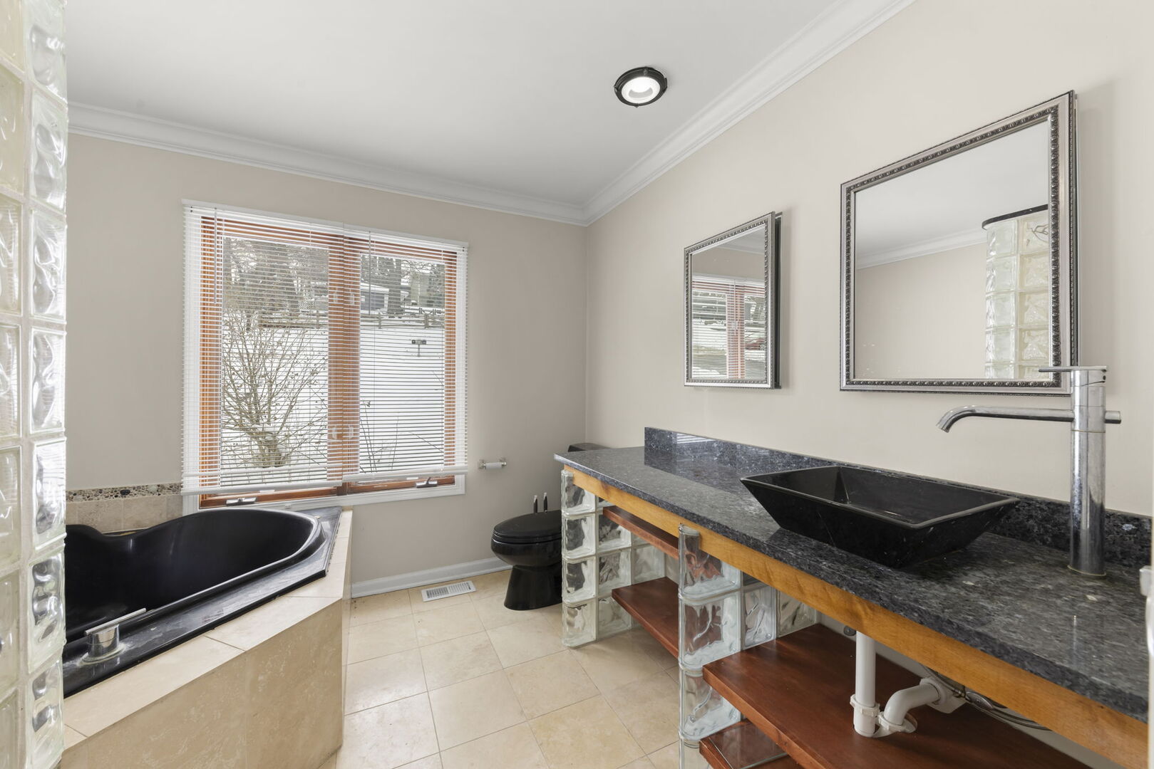 338 Hiawatha Drive, Lake In The Hills, IL 60156