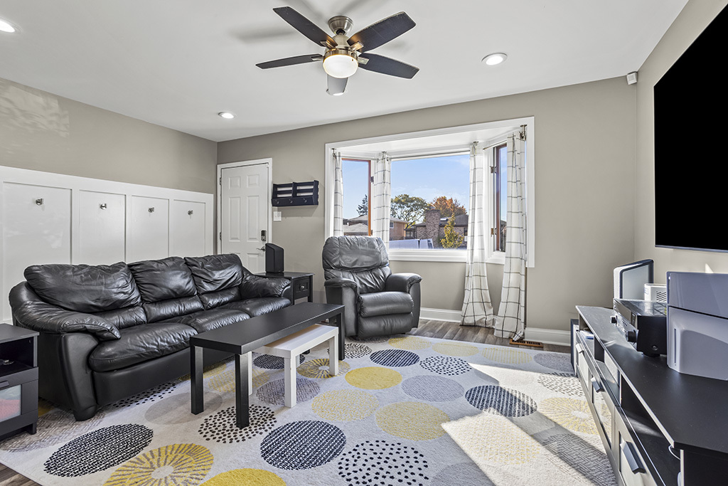 417 Glenys Drive, Lemont, IL 60439