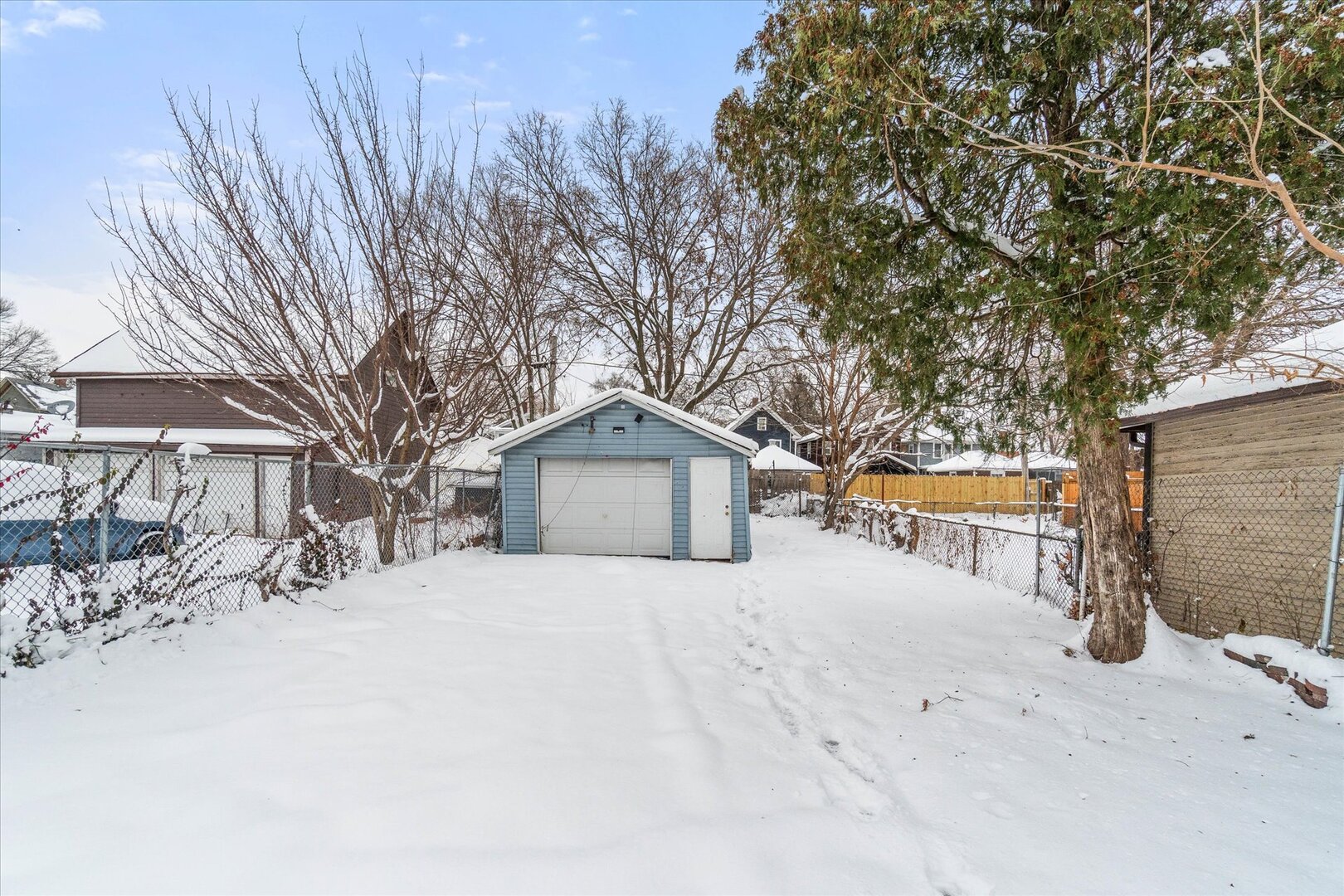 332 North Avenue, Aurora, IL 60505