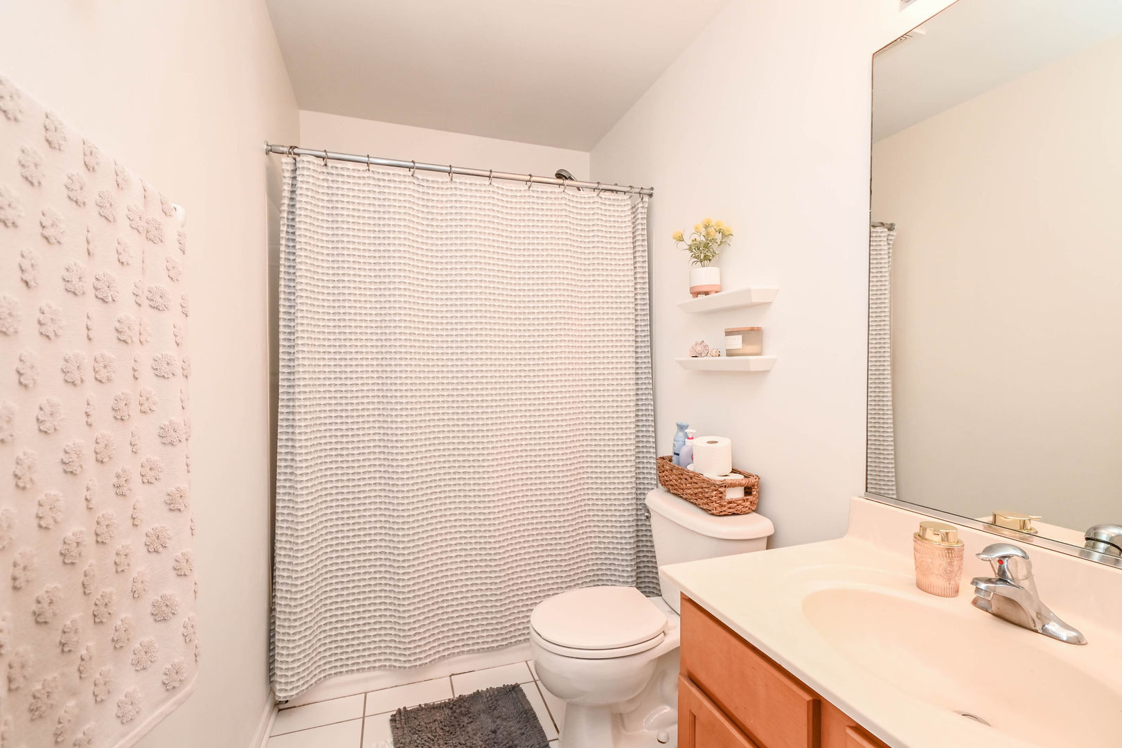 714 S Rosehall Lane, Round Lake, IL 60073