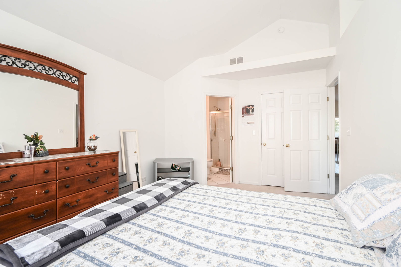 714 S Rosehall Lane, Round Lake, IL 60073