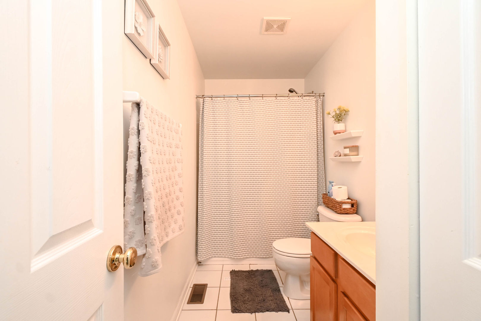 714 S Rosehall Lane, Round Lake, IL 60073