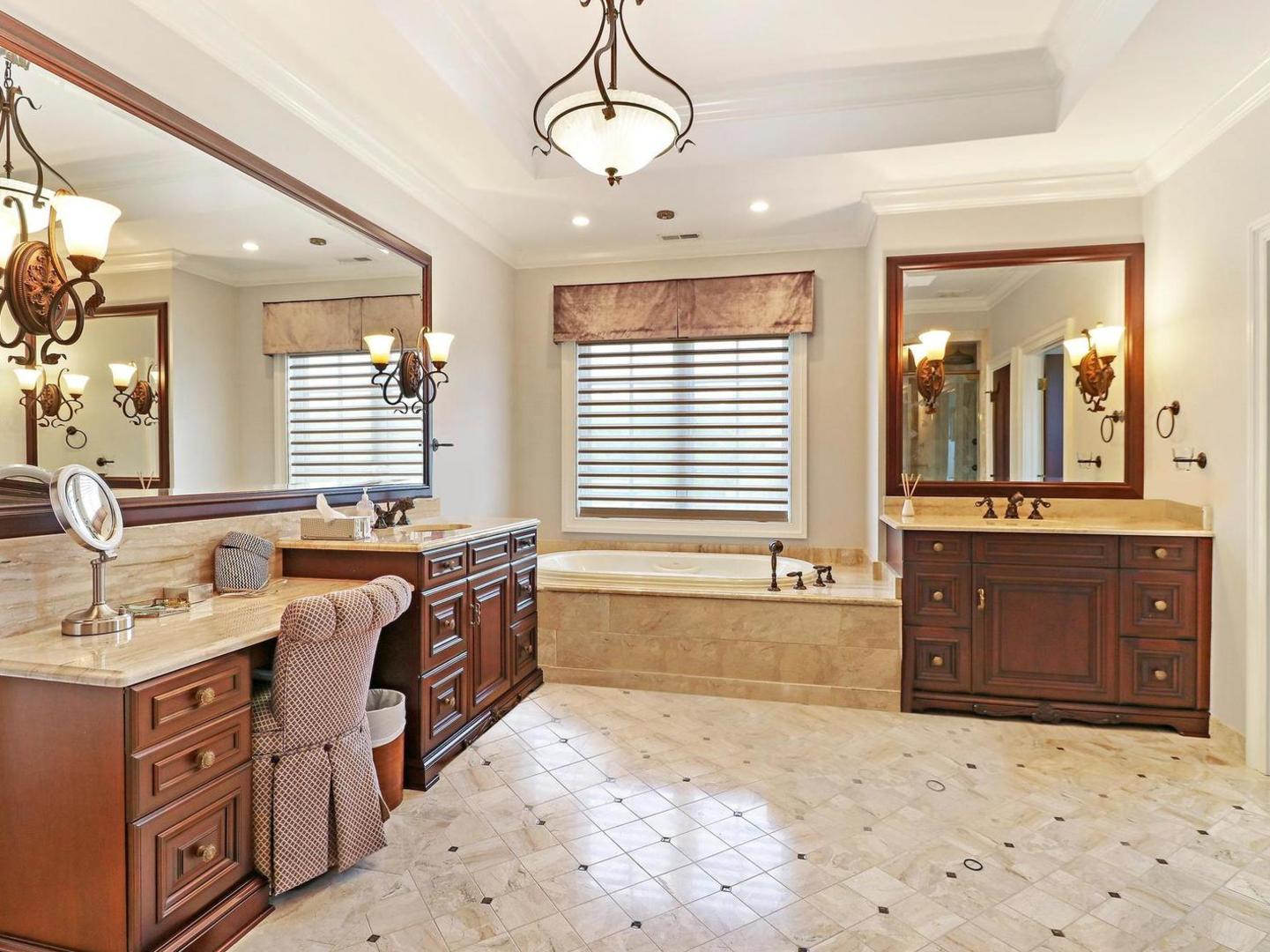 34 Abbey Woods Drive, Barrington Hills, IL 60010