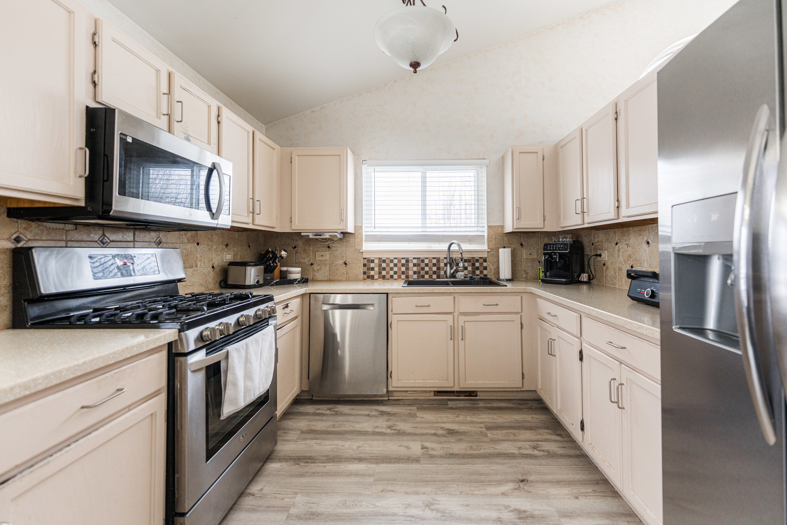 4015 Peartree Drive, Lake In The Hills, IL 60156