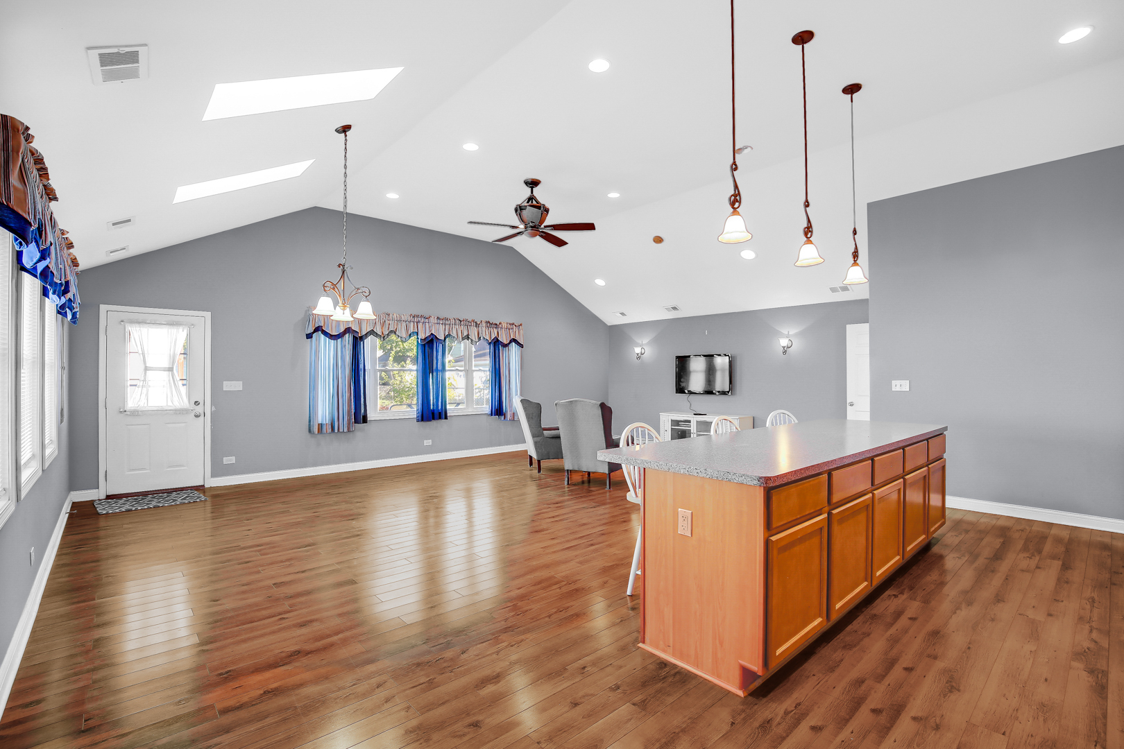 4320 W 99th Place, Oak Lawn, IL 60453