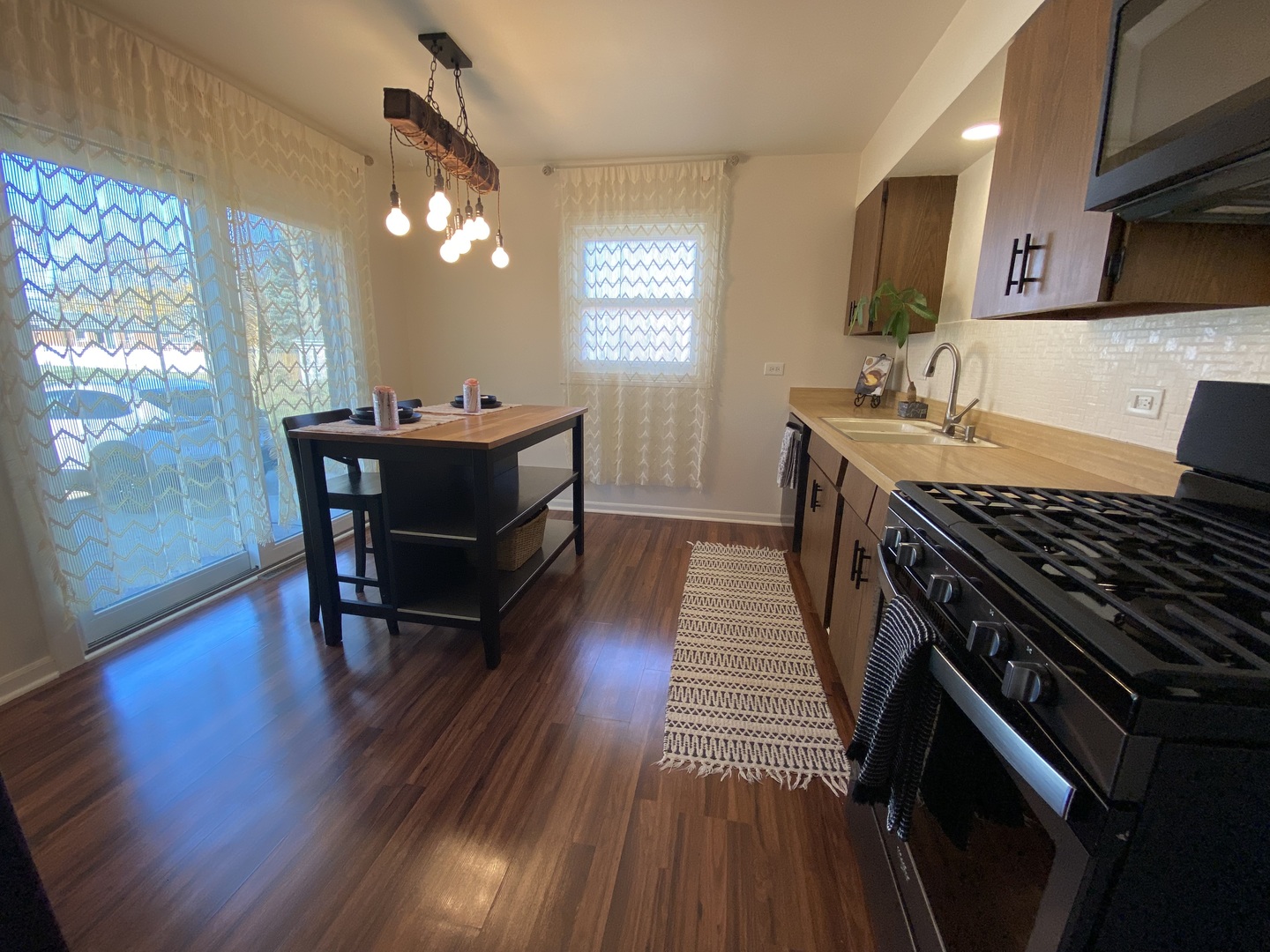 1106 S Robert Drive, Mount Prospect, IL 60056