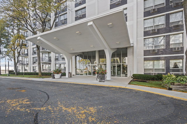 9001 Golf Road #5B, Des Plaines, IL 60016