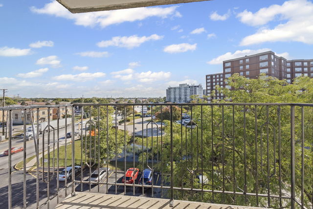 9001 Golf Road #5B, Des Plaines, IL 60016