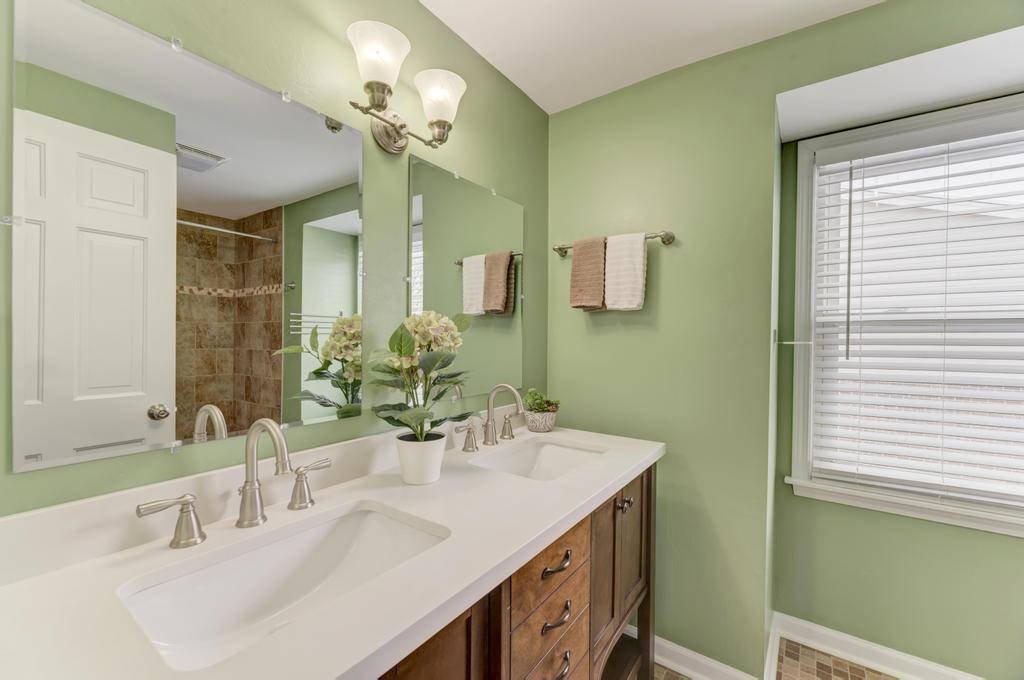 1010 W Haven Drive, Arlington Heights, IL 60005