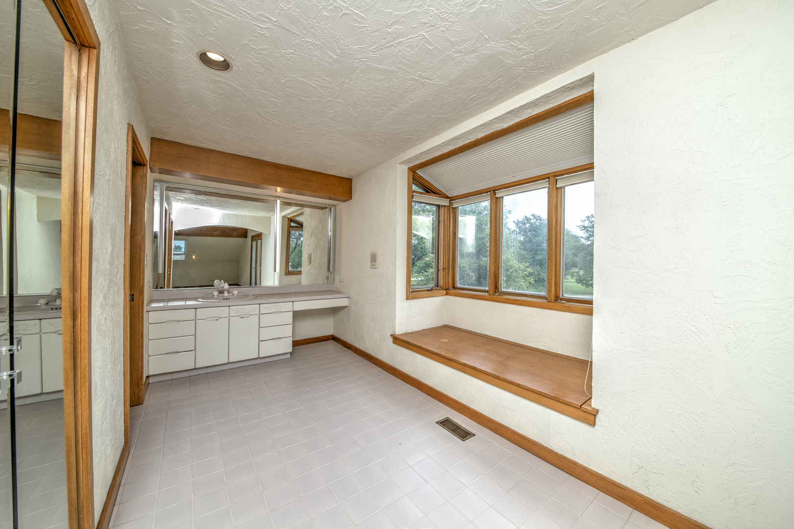 8170 Lake Ridge Drive, Burr Ridge, IL 60527