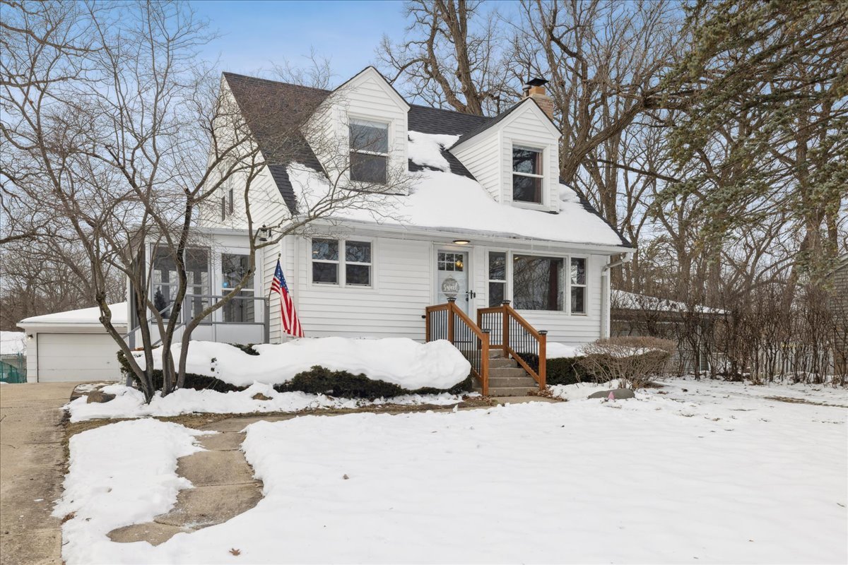 215 Indian Trail, Lake In The Hills, IL 60156