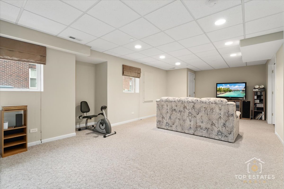 1631 PAULINE Circle, Mundelein, IL 60060