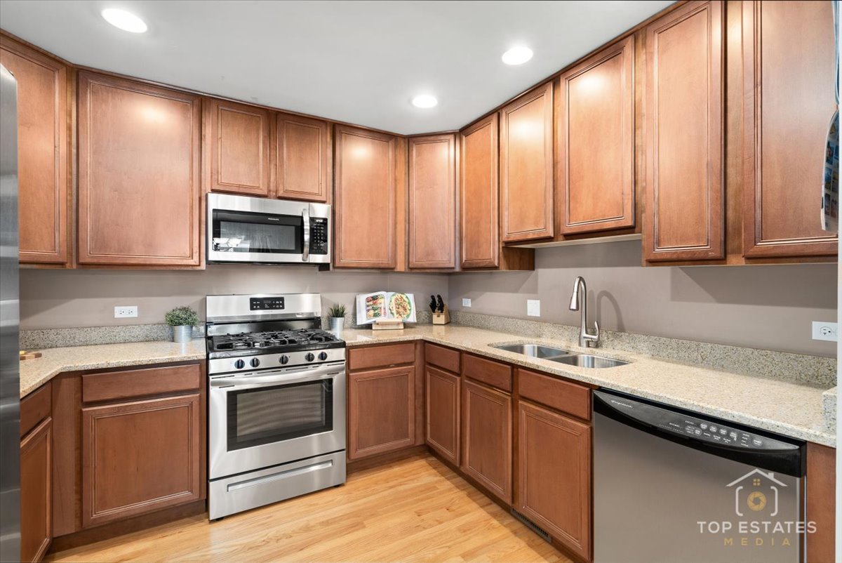 1631 PAULINE Circle, Mundelein, IL 60060