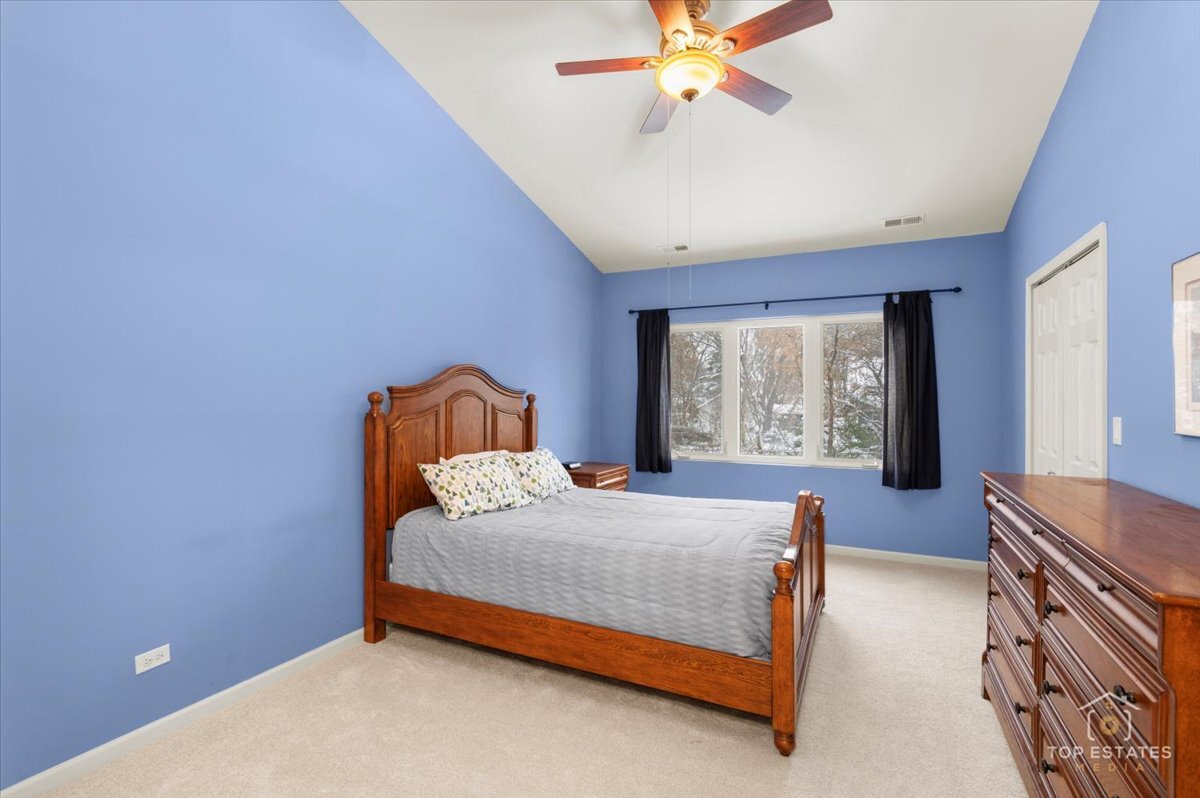 1631 PAULINE Circle, Mundelein, IL 60060