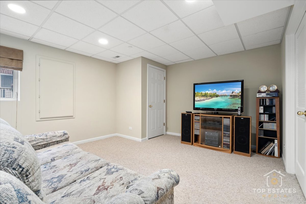 1631 PAULINE Circle, Mundelein, IL 60060