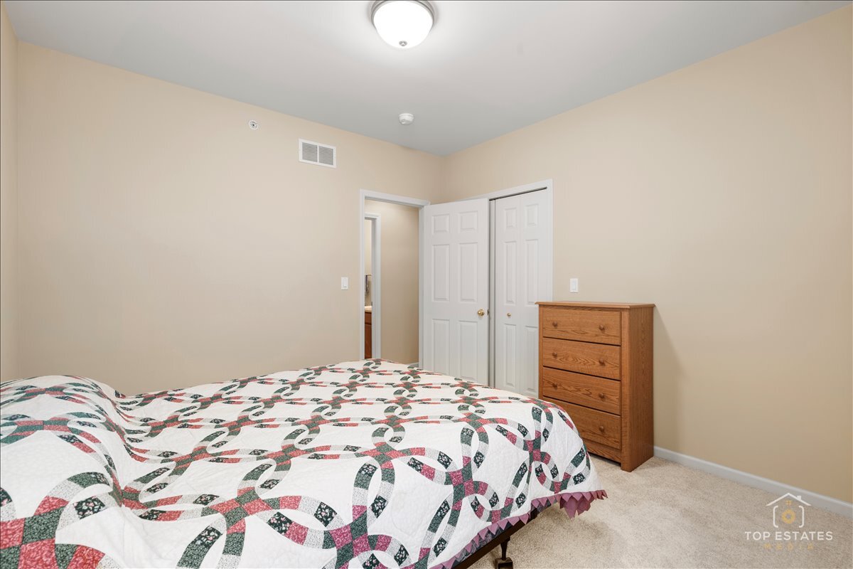 1631 PAULINE Circle, Mundelein, IL 60060