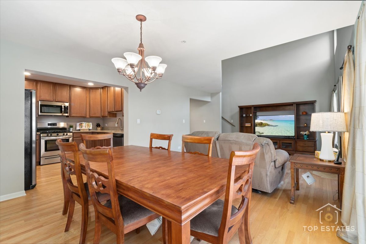 1631 PAULINE Circle, Mundelein, IL 60060