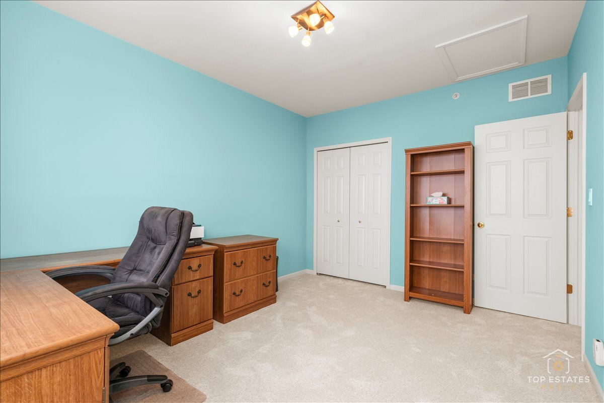 1631 PAULINE Circle, Mundelein, IL 60060