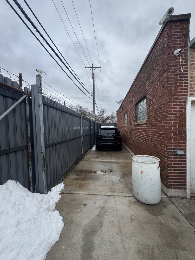 3327 W Columbus Avenue, Chicago, IL 60652