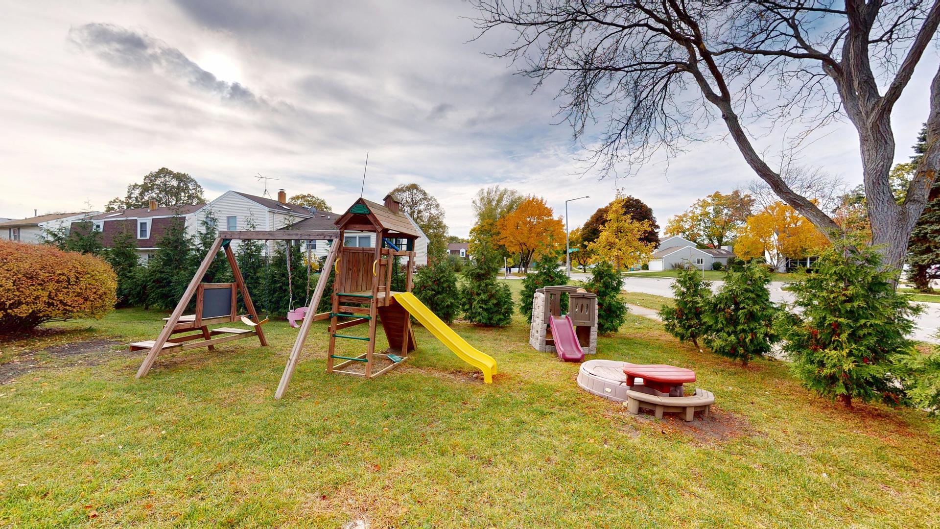 1327 Larchmont Drive, Buffalo Grove, IL 60089