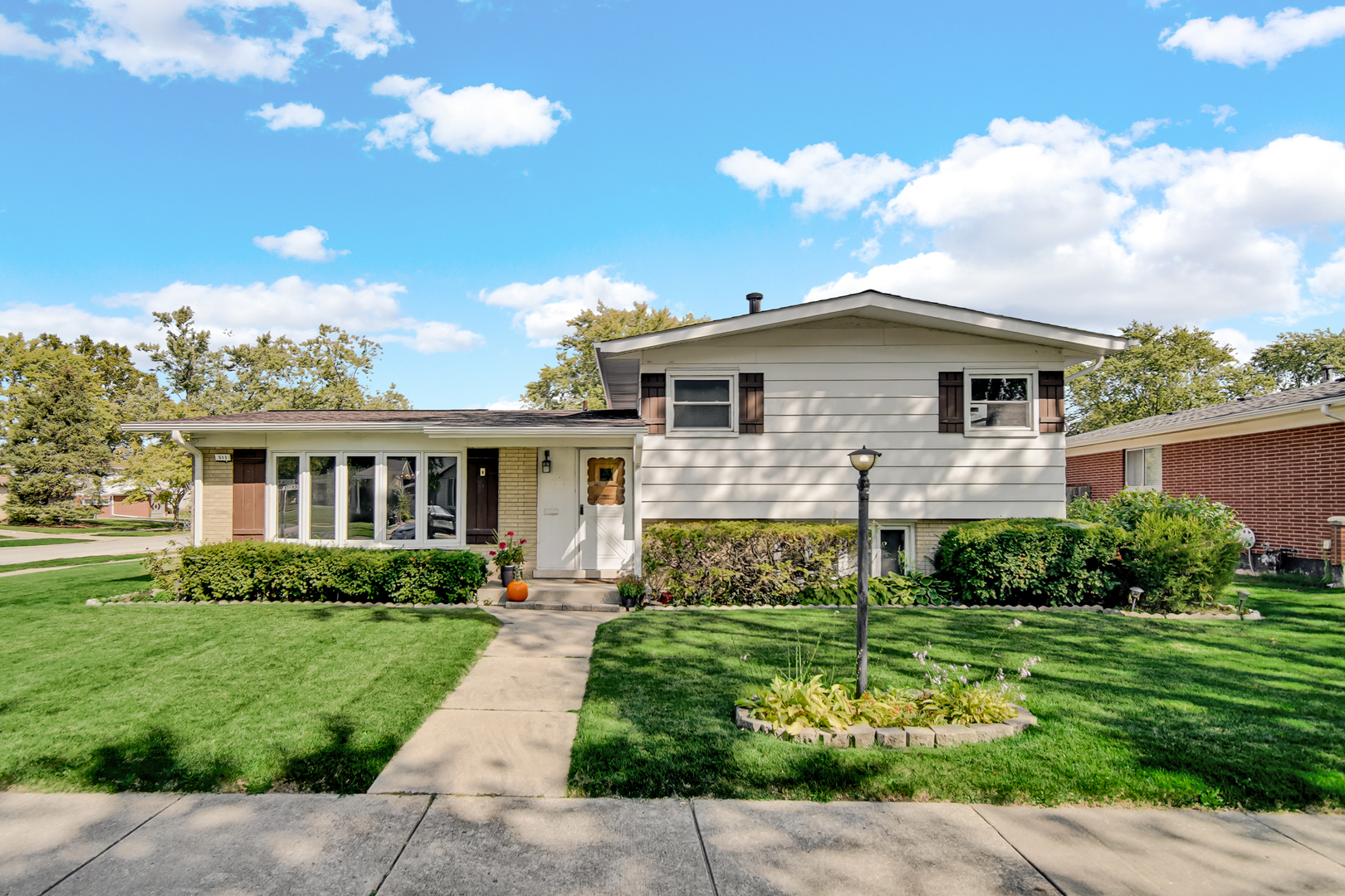 511 W Arquilla Drive, Glenwood, IL 60425