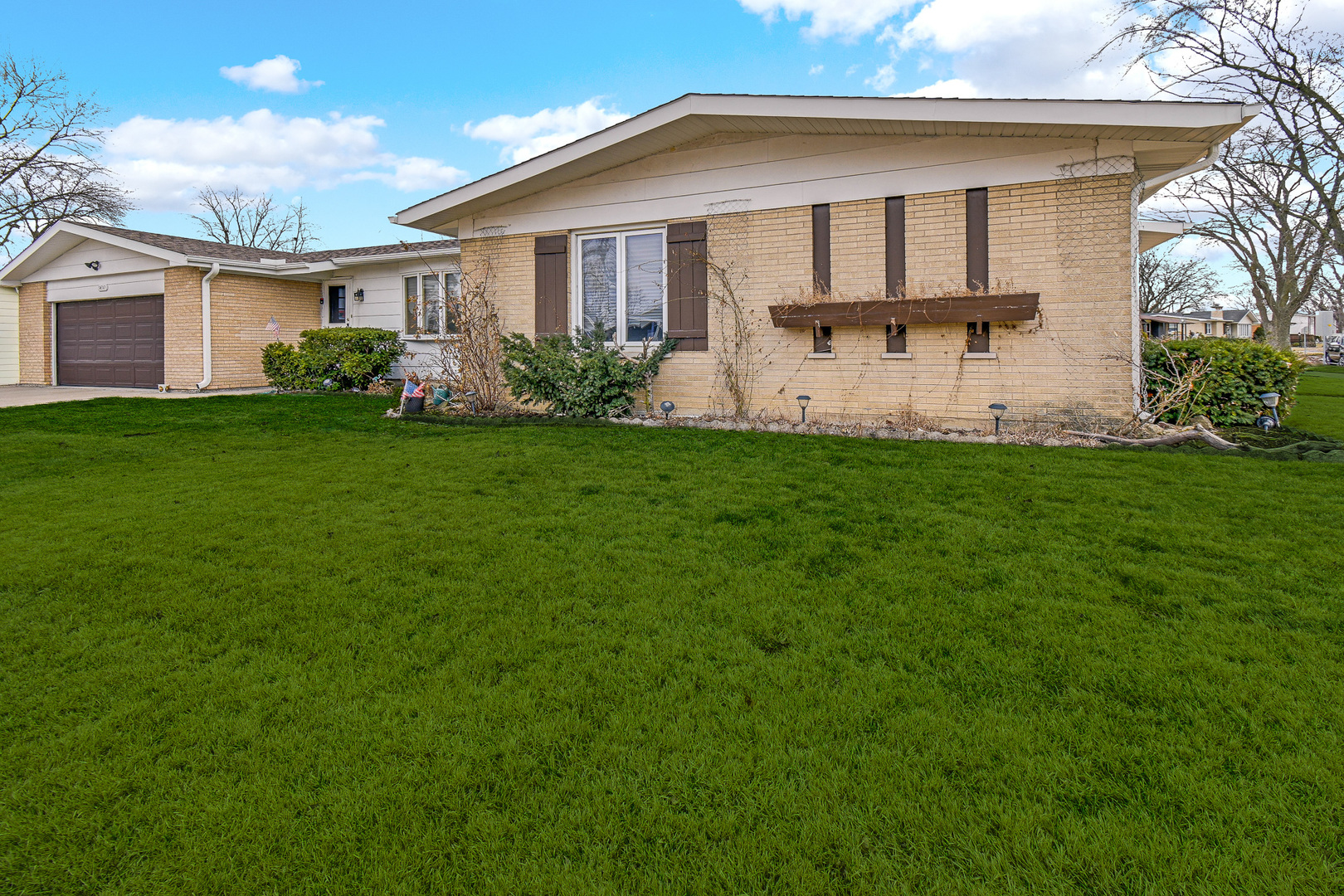 511 W Arquilla Drive, Glenwood, IL 60425