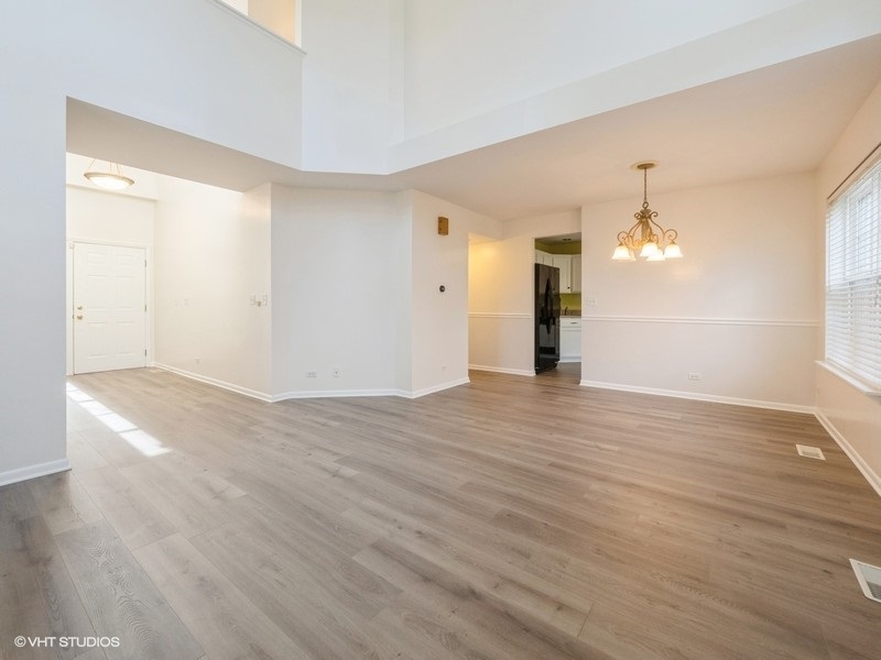 140 Crescent Lane, Schaumburg, IL 60193